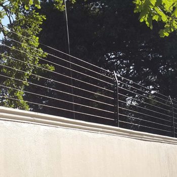 cerco eléctrico perimetral sobre muro de la casa