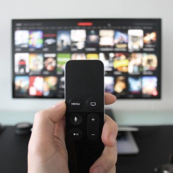 un sistema de alarmas y uno de videovigilancia